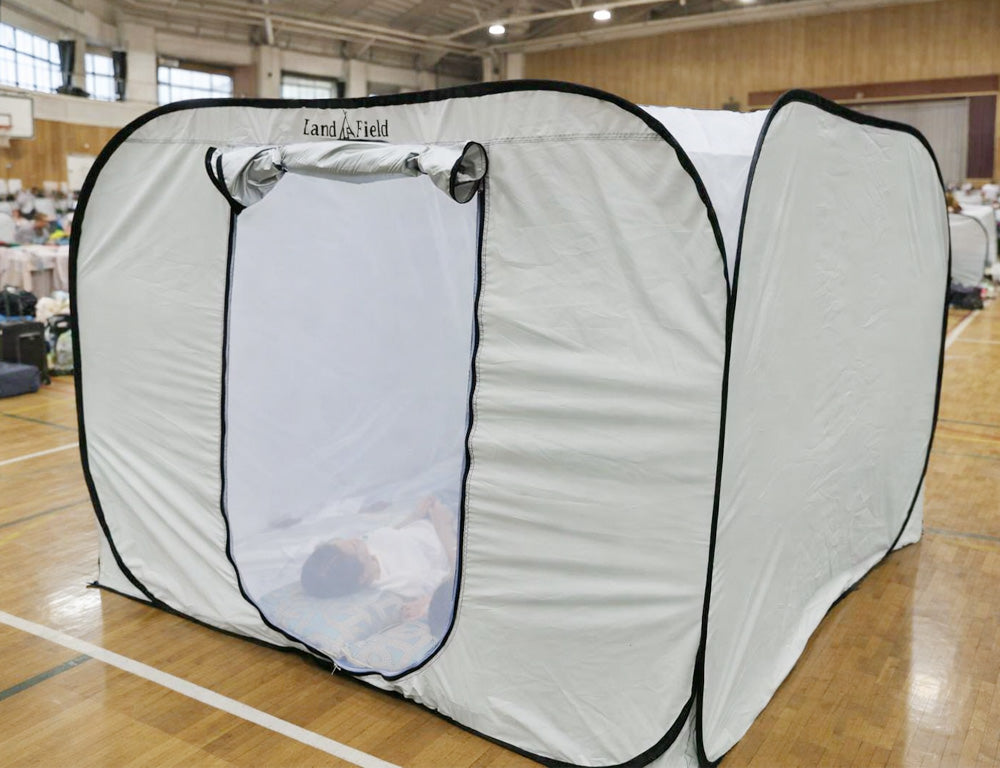 プライベートテントは、
避難生活や現代の住環境の課題に向き合い、
「過ごしやすさ」に特化した設計を追求。
圧迫感を抑えた広さと、一瞬で展開できる手軽さ。
あなたの暮らしに寄り添う「もう一つの個室」です。
